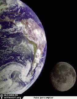 Durante su vuelo, la nave Galileo tom imgenes de la Tierra y la luna. Las imgenes separadas se combinaron para generar esta vista. Durante eones, la Tierra y la luna han intercambiado material rocoso en forma de meteoritos.
Crdito de la foto: NASA
