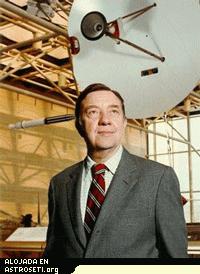 James Van Allen en el Museo Nacional del Aire y del Espacio (NASM), 1981, con el modelo del Explorer 1 y la sonda Pioneer H al fondo.
<i>Crédito: NASM</i>