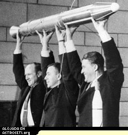Los tres hombres responsables del éxito del Explorer 1, el primer satélite americano lanzado el 31 de enero de 1958. Desde la izquierda, William H. Pickering, James Van Allen y Wernher von Braun.
<i>Crédito: NASA.</i>