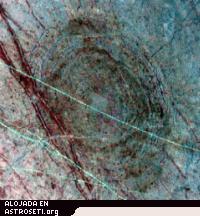Impacto en Europa, luna joviana, de la cual se cree que tiene una capa de hielo de 6.4 kilómetros de espesor.
<i>Crédito NASA/JPL/Galileo</i>