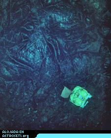 Uno de los sismómetros oceánicos atrapados en lava fresca en la Elevación del Pacífico Oriental. La bandera en su parte superior es utilizada para localizar al aparato cuando sube a la superficie.
Crédito: Woods Hole Oceanographic Institution, National Science Foundation and Ridge 2000