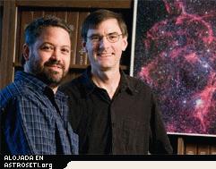 Los profesores de astronomía, Leslie W. Looney, a la izquierda, y Brian D. Fields, y el estudiante universitario John J. Tobin, observan detenidamente los isótopos radioactivos de corta vida presentes una vez en meteoritos primitivos. Las conclusiones de los investigadores podrían reformar las teorías actuales sobre cómo, cuándo y dónde se formaron los planetas alrededor de las estrellas.
Crédito: L. Brian Stauffer