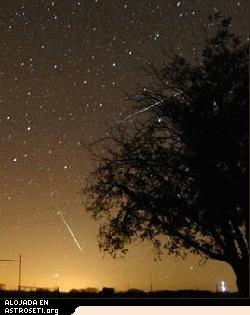 <a href=http://science.nasa.gov/headlines/y2006/images/geminids/Brock1.jpg target=_blank>Los meteoritos de las Gemnidas</a> fotografiados en Diciembre de 2004 por Jason A.C. Brock de Roundtimber, Texas. 
[<a href=http://spaceweather.com/meteors/gallery_13dec04.htm target=_blank>Ms informacin</a<]
