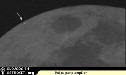 Una Lenida con un destello de octava magnitud cerca del crter Gauss. La pelcula corre con un movimiento lento de 7x; de otra manera la explosin sera casi invisible para el ojo humano.
Pulse para ver el video en: <a href=http://science.nasa.gov/headlines/y2006/images/lunarleonid/sflash_movie.gif target=_blank>gif</a>, <a href=http://science.nasa.gov/headlines/y2006/images/lunarleonid/nov17_2006_leonid.wmv target=_blank>vmw</a> o <a href=http://science.nasa.gov/headlines/y2006/images/lunarleonid/NOV17_2006_Leonid.m1v target=_blank>mpeg</a>
