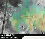 Se muestra un mapa de colores mostrando la abundancia y localización de hematites cartografiada por el espectrometro de emisión termal del orbitador MGS superimpuesto sobre esta imagen mosaico de Meridiani Planum. El rojo y el amarillo indican altas concentraciones, mientras que las zonas verdes y azules denotan niveles más bajos.
Crédito: NASA/JPL/ASU