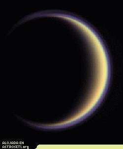 Con su atmósfera espesa y distendida, el globo color naranja de Titán brilla tenuemente, rodeado por un halo de bruma púrpura que disemina la luz.
Crédito: NASA/JPL/Space Science Institute