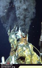 Una chimenea hidrotermal en la elevación del Pacífico oriental. Chimeneas como esta existen en las cordilleras centro-oceánicas del suelo marino alrededor del globo.
Crédito:Woods Hole Oceanographic Institution