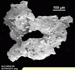 <a href=http://science.nasa.gov/headlines/y2006/images/truefake/agglutinate.jpg target=_blank>Una partícula del suelo lunar</a>. Su extraña forma refleja una historia violenta: es el resultado de la fusión de roca, mineral y vidrio por el calor de los impactos de micrometeoritos. Crédito de la imagen: David S. McKay, NASA/JSC.