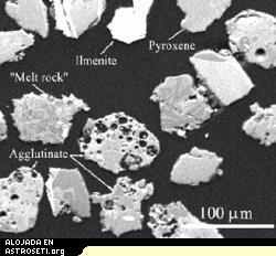 Esta fotomicrografa de una muestra del suelo de un mar lunar ilustra la variedad del material genuino y la dificultad de reproducirlo. 
[<a href=http://science.nasa.gov/headlines/y2006/images/truefake/variety_big.jpg target=_blank>imagen ampliada</a>].
