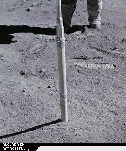 Charlie Duke (se ven los pies), astronauta del Apolo 16, introduce un tubo para recogida de muestras en el regolito lunar.
[<a href=http://www.hq.nasa.gov/alsj/a16/a16.deepcore.html target=_blank>Ms informacin</a>]