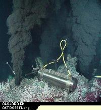 El dispositivo de grabación que capturó los sonidos de la chimenea negra yace aquí entre aguas que están a unos 350º C.
Crédito: University of Washington