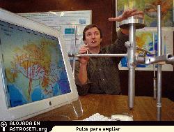 Eric Calais, un profesor asociado de geofsica en Purdue, muestra el equipo que utiliz para rastrear los movimientos del continente asitico a lo largo de un perodo de diez aos. En su mano derecha, Calais sostiene un ejemplo de marcador geodsico que l y su equipo introdujeron en la superficie terrestre para rastrear movimientos de apenas un milmetro. Los datos que recogi sirvieron para el debate de ms de 40 aos sobre la forma en que los continentes responden durante las colisiones de las placas tectnicas.
Crdito: Purdue News Service photo/David Umberger