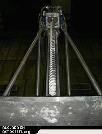 Recientemente científicos del Centro de Investigaciones Ames de la NASA hicieron pruebas en la capa subterránea de hielo del ártico canadiense utilizando el prototipo de una perforadora automatizada que podría ayudar en la búsqueda de vida en Marte.
Crédito: NASA