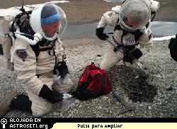 Charles Cockell y Vladimir Pletser instalan dosmetros bajo la grava, isla de Devon, Canad, julio de 2001.
Crdito: ESA
