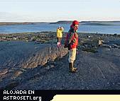 La estudiante doctoral Nicole Cates y el profesor asistente Stephen Mojzsis inspeccionan una región de rocas antiguas en la bahía de Hudson, Québec, que según confirmó el equipo de CU-Boulder tiene unos 3 750 millones de años de edad, lo que las ubica entre las rocas más antiguas que se conocen en la Tierra.
Crédito: Universidad de Colorado en Boulder