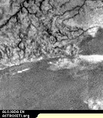 Orilla en la luna de Saturno, Titán. Se cree que los canales de ríos fueron excavados durante lluvias de metano intermitentes. Pinche <a href="http://www.astrobio.net/news/modules.php?set_albumName=cassini&id=avu&op=modload&name=gallery&file=index&include=view_photo.php" target="_blank">aquí</a> para una vista ampliada.
Crédito: ESA