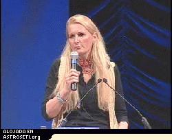Pascale Ehrenfreund de la Universidad de Leiden en Holanda, haciendo uso de la palabra en el Gran Debate Alienígena durante la Conferencia de Astrobiología