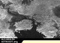 <p>Esta imagen de radar muestra un lago ms grande que cualquier lago terrestre y que podra considerarse legtimamente como un mar.</p>
