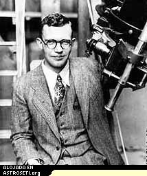 El astrónomo Clyde Tombaugh descubrió el planeta enano Plutón en el Observatorio Lowell, en Arizona en 1930. Puso en una máquina dos placas fotográficas del cielo tomadas con varias noches de diferencia y alternaba la visión de las placas. Cuando la posición de alguno de los pequeños puntos de luz cambia su posición, Tombaugh sabía que había descubierto a objeto nuevo en la zona exterior del Sistema Solar