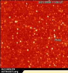 La Cámara de Reconocimiento de Largo Alcance (Long Range Reconnaissance Imager, LORRI) instalada en la nave New Horizons tomó imágenes de la zona de Plutón con tres días de separación a finales de septiembre de 2006, para poder ver el movimiento de Plutón contra el denso fondo de estrellas. LORRI tomó tres fotografías de un segundo de exposición el 21 y el 24 de septiembre. Debido al su movimiento en el camino predicho, Plutón fue detectado en las seis imágenes.
Crédito: NASA/JHUAPL/SwRI