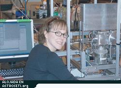 Fotografía de Melissa G. Trainer trabajando con el AMS, el espectrómetro de masas utilizado en los experimentos.
Crédito: Margaret Tolbert