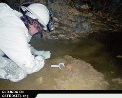 Toma de muestras de biopelículas rosas que se desarrollan en el ácido drenaje en las profundidades de la Mina Richmond, Iron Mountain, California. El agua es casi tan ácida como el ácido de una batería con un pH que se acerca a 1.
Créditos: Paul Wilmes