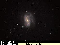 El agujero negro en el centro de la galaxia NGC 4051, emite un viento caliente de elementos qumicos, incluyendo elementos como el carbono y el oxgeno que son crticos para la vida. El viento caliente se origina muy cerca del agujero negro, a una distancia de cinco veces el tamao de la rbita de Neptuno. A pesar de su gran velocidad, el viento es ms dbil de lo que se esperaba y eyecta slo del 2% al 5% del material de acrecin.
Crdito: George Seitz/Adam Block/NOAO/AURA/NSF