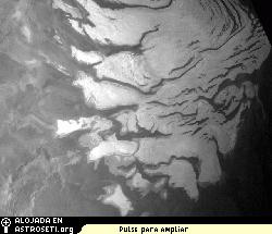 Una vista parcial del casquete de hielo del polo sur marciano (tambin conocidos como los depositos laminados del polo sur) tomada por la Cmara Estereo de Alta Resolucin en la Mars Express, desde una altitud de 269 kilmetros. Pulse <a href="http://66.240.198.75/albums/esamars/aar.sized.jpg" target="_blank">aqu</a> para una vista ampliada.
Crdito: ESA/DLR/FU