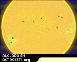 Manchas solares como puntos oscuros de energía magnética y liberando plasma a altas temperaturas.
Cedido por: SOHO