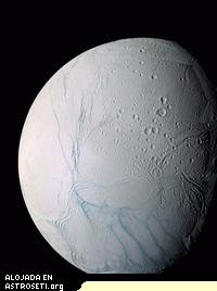 <p>Mosaico de Encelado creado a partir de 21 imágenes tomadas por la nave Cassini mientras pasaba sobre el polo sur de la luna el 14 de julio de 2005. La región de las rayas de tigre aparece como una serie de largas grietas, hacia la parte inferior. El mosaico está en falso color, e incluye imágenes tomadas en varios tipos de luz, incluyendo ultravioleta e infrarrojo. Crédito: NASA/JPL/Instituto de ciencia espacial</p>
