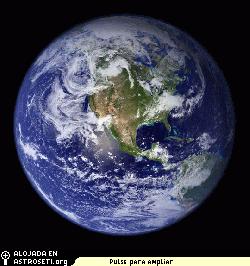 Una coleccin de observaciones realizadas por la nave insignia Terra del Sistema de Observacin Terrestre fue unida en un mosaico sin junturas en color verdadero de cada kilmetro cuadrado de nuestro planeta.
Crdito: NASA Goddard Space Flight Center