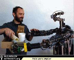 Aarn Edsinger recibe ayuda de Domo, un robot asistente que ha sido desarrollado durante los ltimos tres aos.
Crdito: Donna Coveney