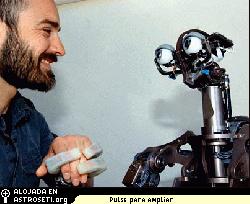 Un robot asistente tiene que ser capaz de sentir cuando un humano lo est tocando. Domo tiene resortes en sus brazos, manos y cuello que le permiten sentir la fuerza y responder a ella.
Crdito: Donna Coveney