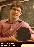 C. Kevin Boyce, profesor ayudante de ciencias geofísicas en la universidad de Chicago, con un corte de Prototaxites, un hongo prehistórico gigante.
Crédito: Lloyd DeGrane, universidad de Chicago