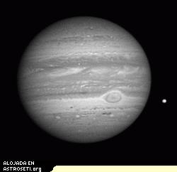 La Cámara de Reconocimiento de Largo Alcance (LORRI) de la nave New Horizons captura una imagen de Júpiter y su luna volcánica Io (a la derecha) en Enero 8 del 2007.
Crédito: NASA