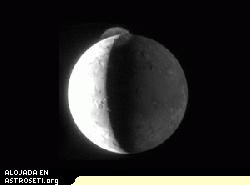 Imagen de Io, luna del planeta Júpiter, vista por la nave espacial New Horizons. Una pluma de una enorme erupción volcánica puede ser vista desde el polo norte de la luna.
Crédito NASA/JHUAPL