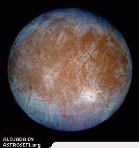 Europa, luna de Júpiter, es considerada como una de las que probablemente permanece con vida microscópica en nuestro sistema solar.
Crédito: NASA