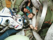 La astronauta <b>Shannon Lucid</b> y el cosmonauta <b>Alexander Kaleri</b> listos para mover el traje espacial de Lucid desde la estacin espacial Mir hacia el trasbordador Atlantis. Crdito: NASA.