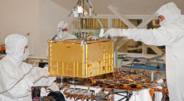 Tcnicos e ingenieros se preparan para instalar el mdulo SAM dentro del rover Curiosity, en una de las salas limpias del JPL. Crditos: NASA  /JPL-Caltech.