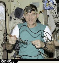 <i>El astronauta James Voss utiliza una punta de soldar a bordo de la Estacin Espacial Internacional. <a href= http://spaceflight.nasa.gov/gallery/images/station/crew-2/html/iss002e5068.html  target=_blank> [Hi res version] </a></i>
