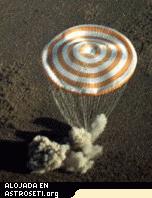 Crédito: Museo Nacional del Aire y el Espacio
<b>Cosmonáutas</b>
Los Rusos tienen una extensa experiencia en la Hipotensión Ortostática. " Los cosmonautas que pasaron mucho tiempo a bordo de la Mir comúnmente tuvieron que ser llevados en brazos cuando volvieron a casa, " recuerda el Médico militar en Jefe de la NASA Rich Williams. Por suerte, sus cápsulas de vuelta de la Soyuz no requerían que el piloto aterrizara, entonces esto no importó mucho.
<b>Hipotensión Ortostática</b>
La caída en la tensión arterial debido a levantarse o trasladarse la sangre se llama Hipotensión Ortostática. Ortostática significa que está relacionado con el levantamiento, e hipotension significa disminución de la tensión sanguínea de modo anormal.