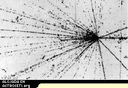 <i>Ciertos tipos de radiación son peligrosos para el cuerpo porque chocan dentro de las células con un efecto similar al de la imagen superior de una huella de restos dejados por un núcleo de hierro golpeando a través de un plástico. El impacto parte a la particular incidente en varias partículas menores que luego pueden penetrar y dañar la célula y el tejido que la rodea. </i>