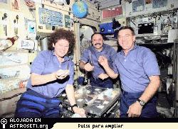 <i>Crdito: NASA/Centro Espacial Johnson</i>
El Comandante Yury Usachev (medio) y los Ingenieros de Vuelo Susan Helms y Jim Voss flotan alrededor de la mesa de comida con pajillas para beben en la mano en el Mdulo Zvezda de Servicio durante la misin Expedicin 2 a bordo de la ISS en 2001.