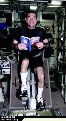 <i>Ejercitarse en el espacio sobre un ergómetro u otro tipo de equipo conveniente puede ser muy útil para disminuir condiciones como la atrofia muscular, que puede ocurrir en la microgravedad.</i>