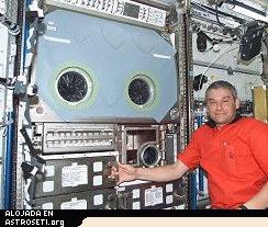 Valery Korzun, el comandante de la Estación Espacial Internacional (<a href=http://spaceflight.nasa.gov/station/crew/exp5/ target=_blank>Expedición 5</a>) , flotando junto al <a href=http://www1.msfc.nasa.gov/NEWSROOM/news/releases/2002/02-148.html target=_blank>recién instalado</a> MSG.