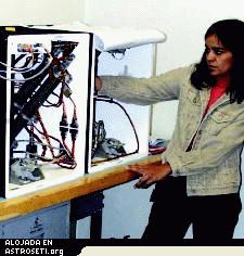 <i>Durante el entrenamiento para el experimento de Mecánica de Materiales Granulares, la astronauta Kalpana Chawla conecta cables eléctricos para examinar una célula en la cámara de la derecha del conjunto doble de cámaras gemelas del experimento. Tres células de prueba llenas de arena serán comprimidas durante el vuelo y sus contenidos estudiados luego del regreso a la Tierra.</i>