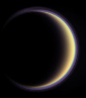 Con su atmsfera espesa y distendida, el globo color naranja de Titn brilla tenuemente, rodeado por un halo de bruma prpura que disemina la luz.  
Crdito: NASA/JPL/Space Science Institute 