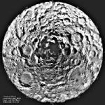 La misin lunar Clementine nos mostr el Polo Sur de la Luna. La regin central en sombra permanente mostr evidencias anteriores de crteres de meteoros y de hielo nunca expuesto a la luz solar directa. Crdito: NASA/DOD Clementine