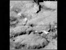 El núcleo del Tempel 1, el trazado del cráter momentos antes del impacto. Científicos se preguntaban si el material blanco eran rocas de hielo o alguna otra característica de la superficie no vista anteriormente en otros cometas debido a la falta de resolución de la imagen.
<i>Crédito: U.Md/NASA/JPL</i>