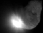 Tiro al blanco. Gran éxito con el impacto. Muestra el material expulsado desde el interceptor el cual fue enviado hacia e al interior del cometa Tempel1
<i>Crédito: NASA/JPL</i>